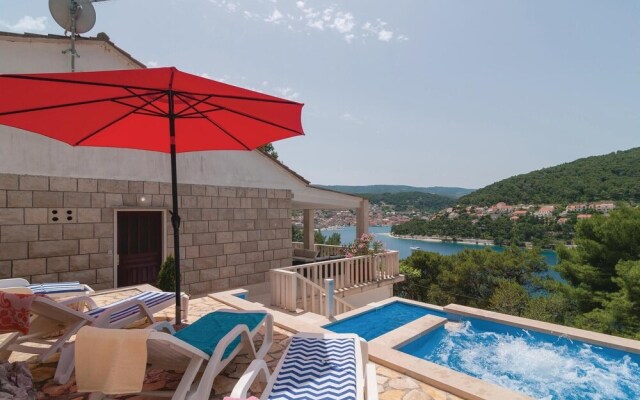 Awesome Home in Pucisca with Hot Tub, WiFi & 5 Bedrooms