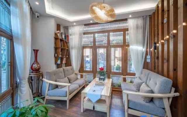 The Meow Blossom Inn (Lijiang Old Town)