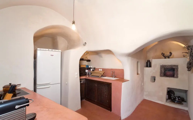Nido House in Santorini