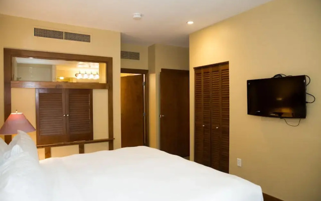 Updated 2 Bedroom -Fireplace & Balcony by RedAwning