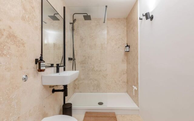 Chic 1BD Maisonette W/hot Tub, King's Cross!