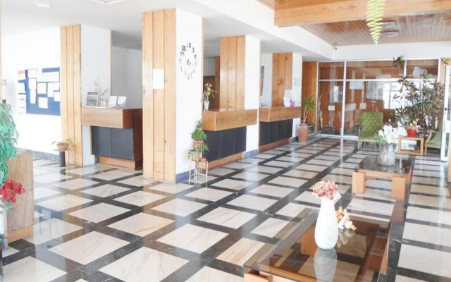 Sunny Apartment with pool by the sea