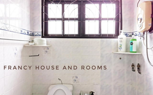 Chill and Traditional House in Bercham Ipoh