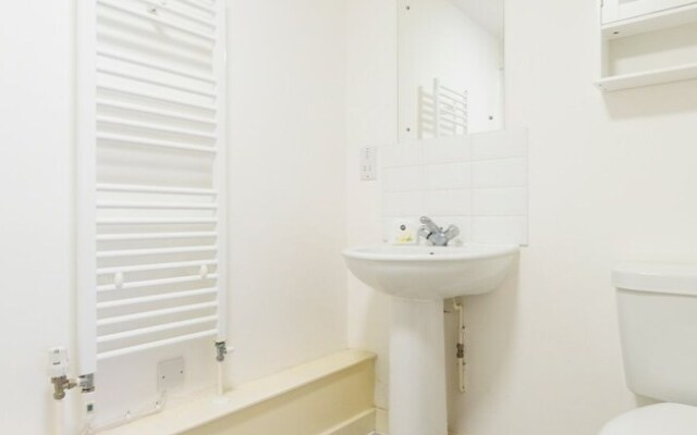 2 Bedroom Flat in Zone 1