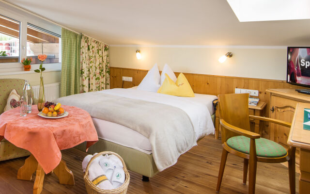 Hotel Elite (Adults Only 16+)