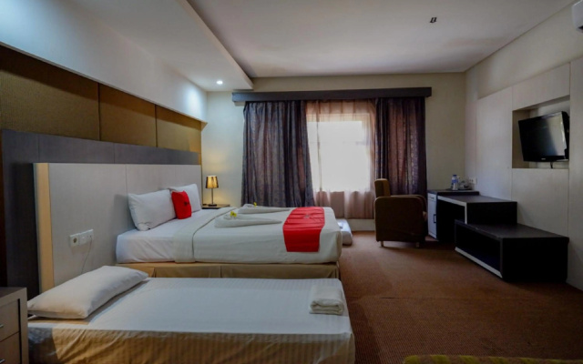 RedDoorz Plus near Hotel Benua Kendari