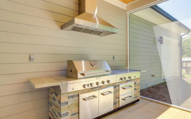 Spacious Lake Sinclair Vacation Rental w/ Dock!