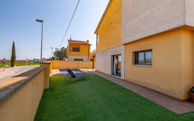 Cozy Holiday Home in Urbanització Bon Relax With Pool