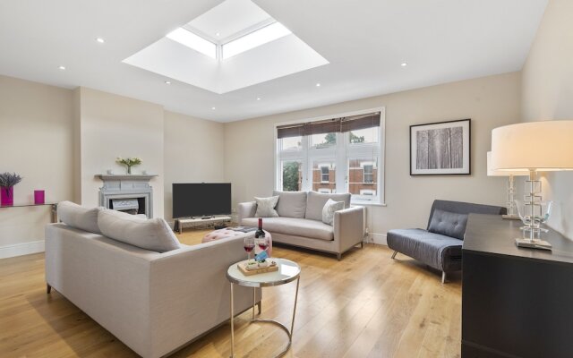 Stylish Chiswick Park Apartment