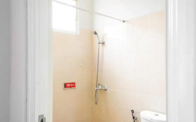 RedDoorz near Siloam Karawaci 3