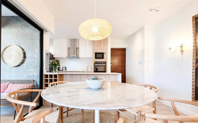 ✶ Maras Residence ✶ LUXURY Rooftop Pool & Grill