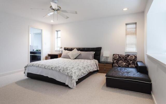 Convenient to Attractions & Close To Airport