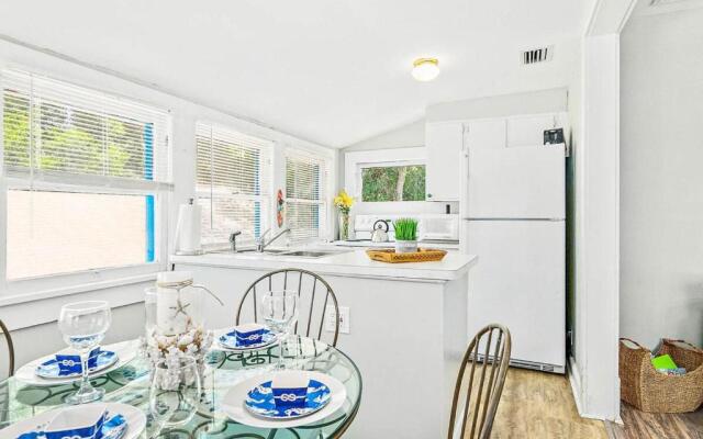 Charming Downtown Carriage Apartment