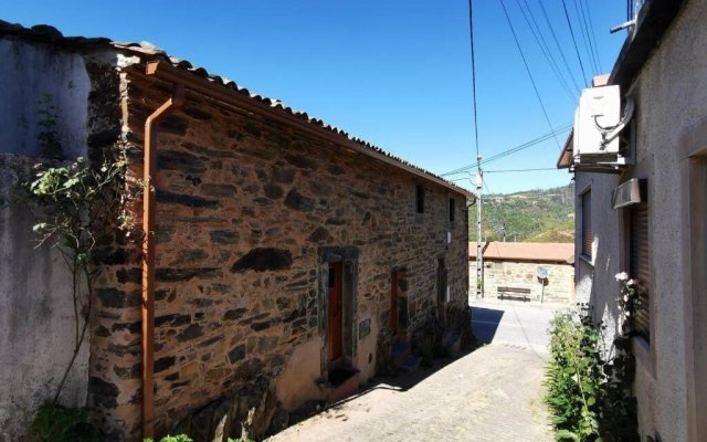 Casa do Linho 400 year old country cottage