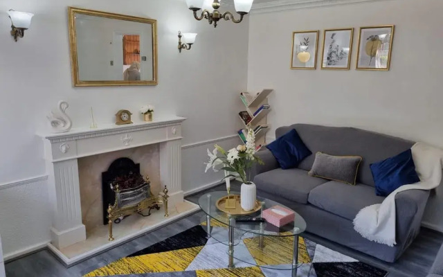 Modern 2-bed Home - Private Garden, Parking & Wifi