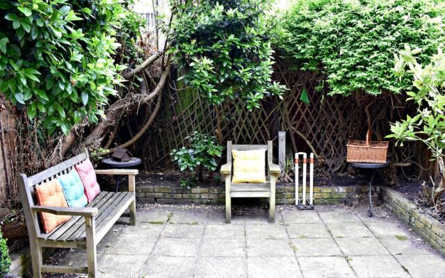 3 Bedroom Clapham Home With Patio