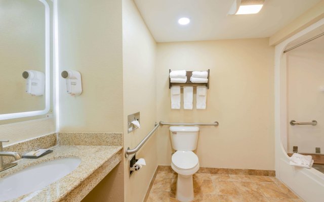 La Quinta Inn & Suites by Wyndham Columbus - Grove City