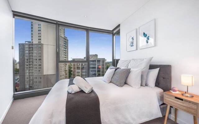 2BR Luxury Skytower CBD Pool Gym Netflix