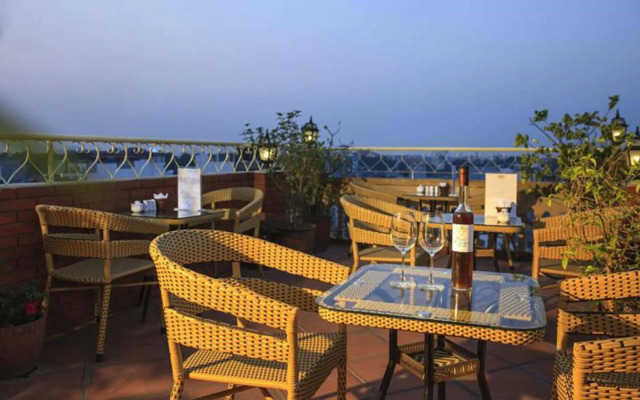 Lucky 3 Hotel & Travel