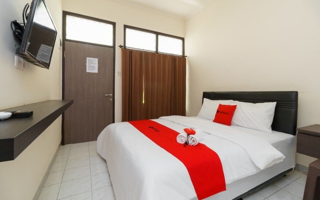 RedDoorz@ Cangkring street Cirebon – Guest Rooms – Cirebon