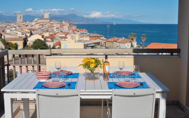 High Standing with Incredible Old Antibes and Sea views