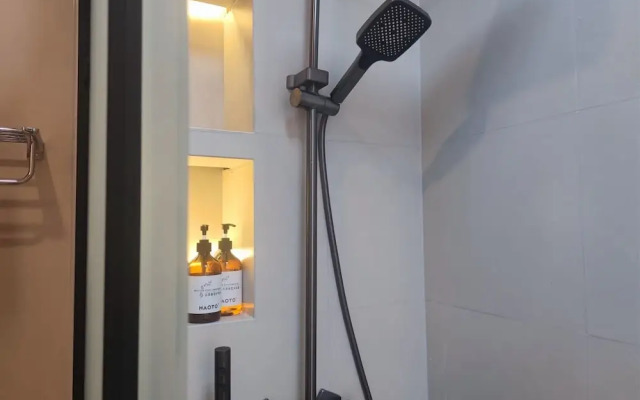 Tiger Leaping Half Way Guest House