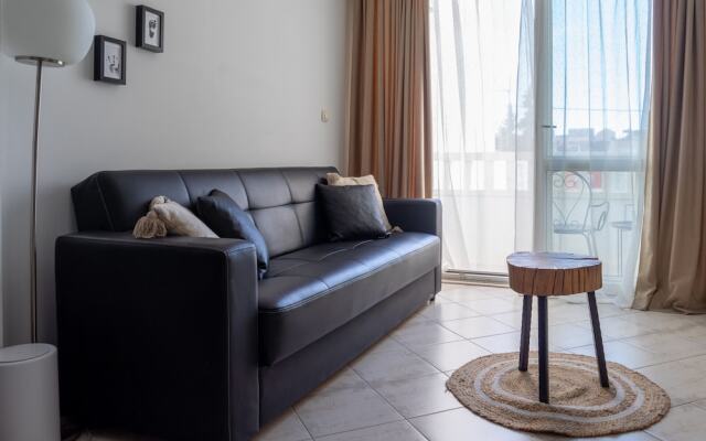 Modern Apartment With Balcony, Near Shopping Mall