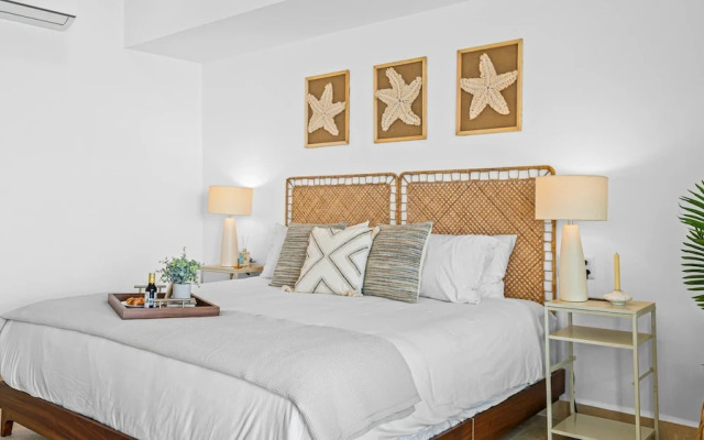 Stylish Beachfront 2BR - Balcony & Pools