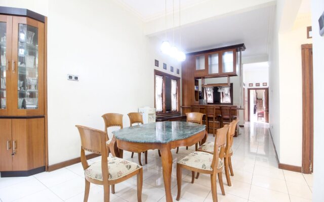 Guest House Giri Arta By RedDoorz