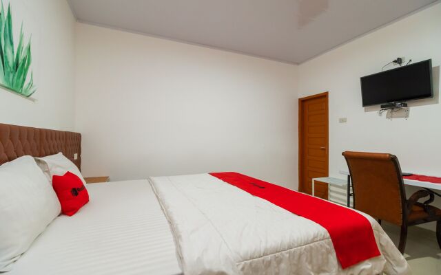 RedDoorz @ Aldos Villa Silangit