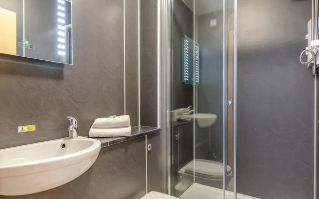 Apartment With Access to Pool, Spa & Soft Play