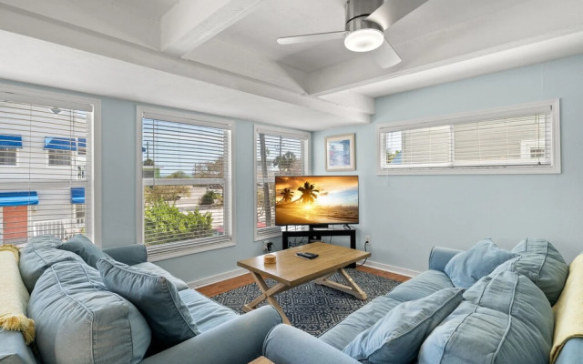 Sunset Beach House by Vtrips