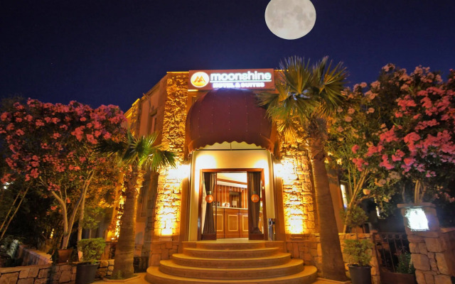 Moonshine Hotel & Suites
