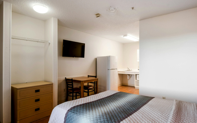 HomeTowne Studios by Red Roof Denver - Thornton