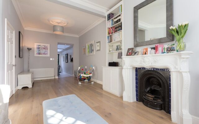 4 Bedroom Family House Near Shepherd's Bush