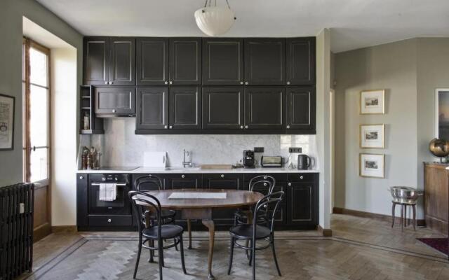 Luxury 2 bed apartment, central location with mountain views