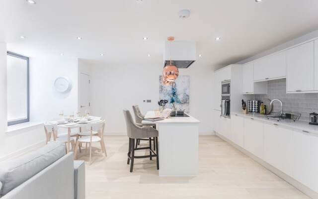 Bright, Newly Refurbished Townhouse in Bath
