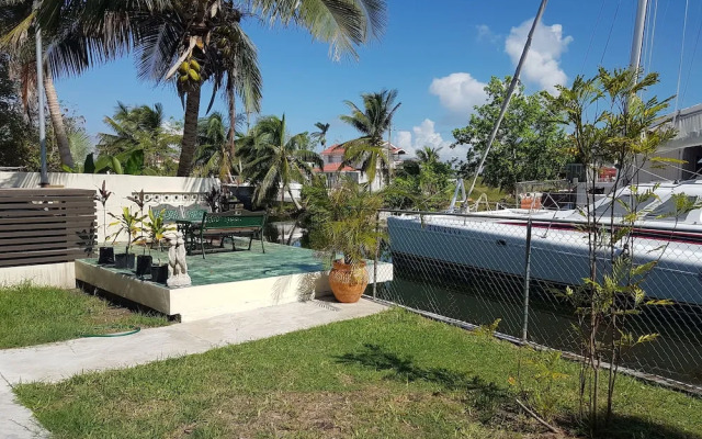 Modern 1 Bed Apartment in Belize City