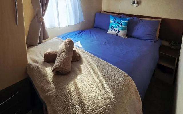 Cariad Bach 64 Dinas Cross