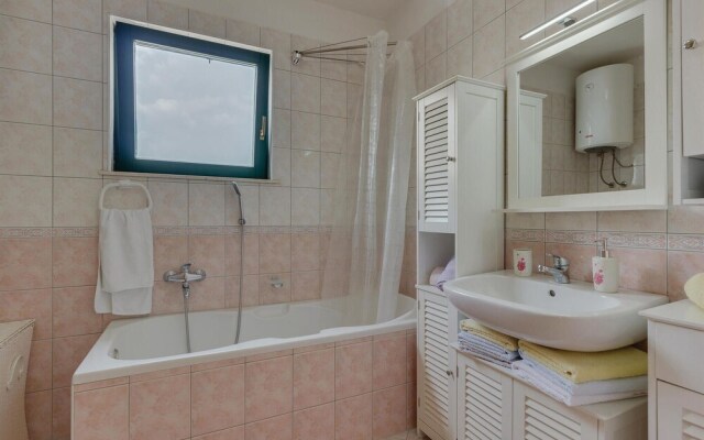 Amazing Home in Stobrec With Wifi and 4 Bedrooms