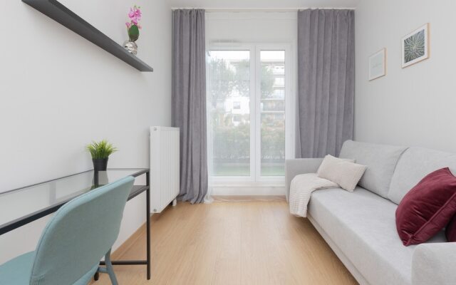 Warsaw Apartment With Parking by Renters