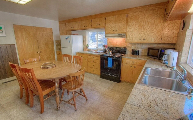 Foothill Folly 4 Bedroom Home by RedAwning