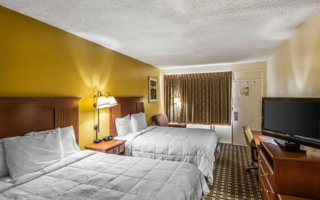 Econo Lodge Byron near Historic District - Warner Robins