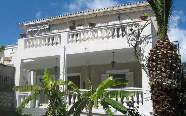 Apanemos In Timeless Spetses