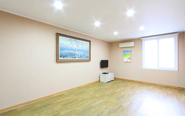 Goseong Hwapoli Pension