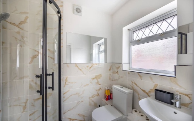 3bedroom 2 Bathroom House-free Parking 5 Beds