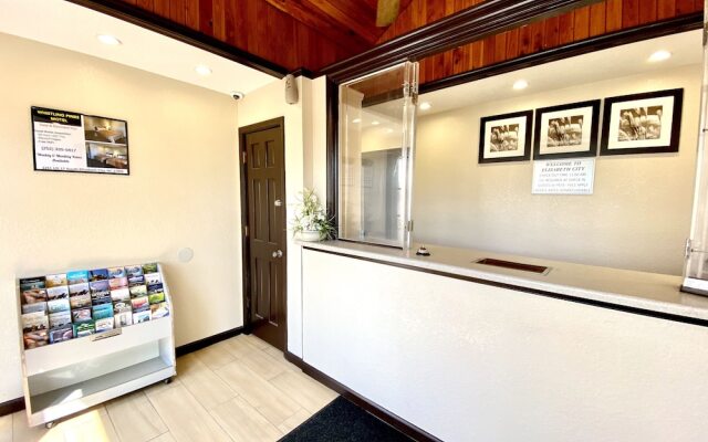 Whistling Pines - Daily & Extended Stay, Elizabeth City