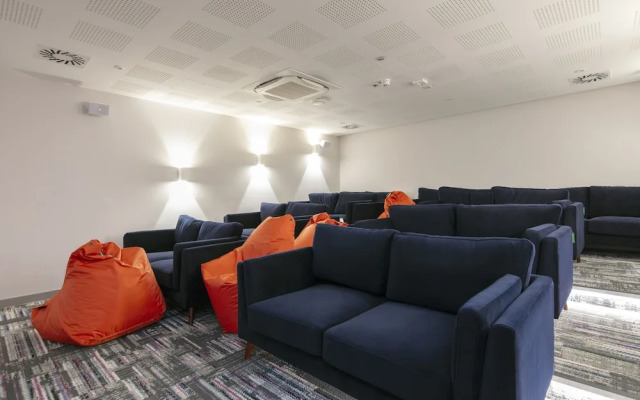 Coleman Court Summer Apartments