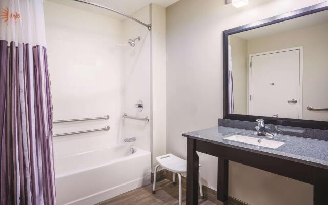 La Quinta Inn & Suites by Wyndham Clifton Park/Saratoga Area