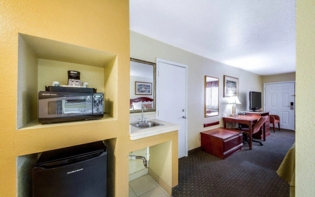 Econo Lodge Inn & Suites Eagle Pass